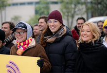 Junge Liberale mit Plakat. 