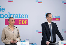 Nicole Büttner und Christian Dürr auf der Pressekonferenz. 