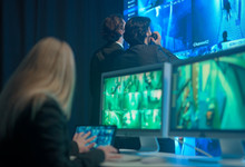 Sicherheitsbeamte arbeiten im Überwachungszentrum.