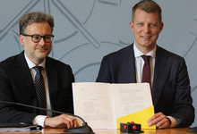 Dr. Peter Schantz und Henning Höne in der Landespressekonferenz zur Vorstellung der Verfassungsbeschwerde.