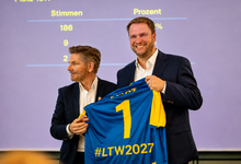 Dr. Heiner Garg mit Christopher Vogt und FDP-Trikot. 
