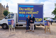 Mendele und Schirmer vor dem Kampagnenbus. 