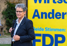 Lydia Hüskens vor Wahlplakat. 