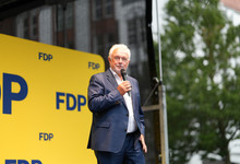 Wolfgang Kubicki auf der Bühne. 