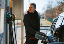 Ein Mann steht an einer Tankstelle 