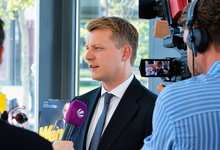Henning Höne redet mit einem Kamerateam. 