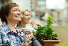 zwei Frauen auf Balkon