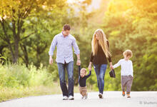 Familie mit Kindern beim Spaziergang
