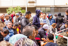 Asylbewerber vor einer Behörde