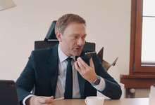 Christian Lindner am Telefon