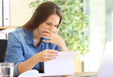 Frau mit Brief in der Hand