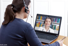 frau vor Laptop