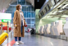 Frau am Flughafen