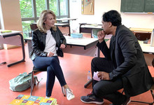Klassenzimmer, Linda Teuteberg und Cherno Jobatey sitzen auf Stühlen und unterhalten sich