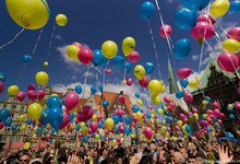 Luftballons steigen in den Himmel