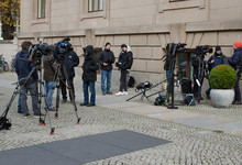 Vor der Parlamentarischen Gesellschaft