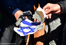 Wie hier in Istanbul verbrannten auch Berliner Demonstranten die israelische Fahne. Bild: thomas koch / Shutterstock.com