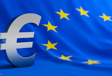 Euro auf Europa-Flagge