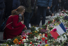 Berlin gedenkt den Opfern der Terroranschläge in Paris. Bild: Caitlin Hardee
