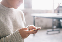 Frau am Smartphone