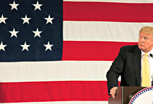 Donald Trump vor US-Flagge