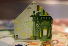 Haus aus Geldscheinen