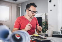 Freelancer, Mann, Unterlagen