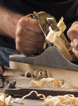 Handwerker verarbeitet Holz.