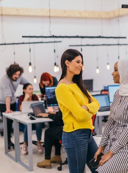 Einwanderung zwei Frauen im Gespräch im Büro