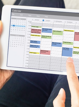 Tablet mit Kalender von Mann gehalten Tagesordung