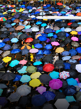 Menschen mit Regenschirmen von oben 