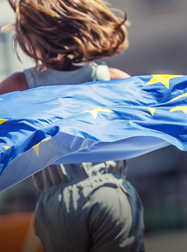 Europa: Kind rennt mit EU-Flagge