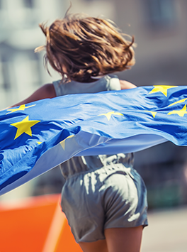 Europa: Kind rennt mit Flagge der Europäischen Union (EU)