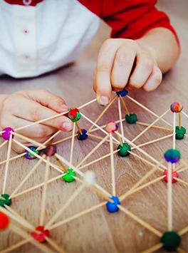 Frühkindliche Bildung: Kind spielt mit Spielzeug