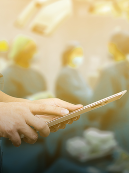 Gesundheit: Ärztliches Personal in Operationssaal mit Tablet