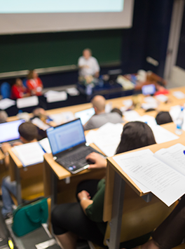 Hochschule: Vorlesungssaal, Studierende mit Laptop