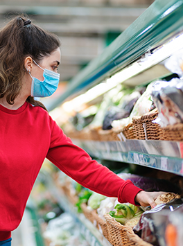Verbraucherschutz: Kunden im Supermarkt vor Regalen