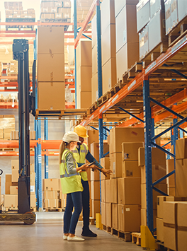 Logistik: Zwei Arbeiter in Lagerhalle