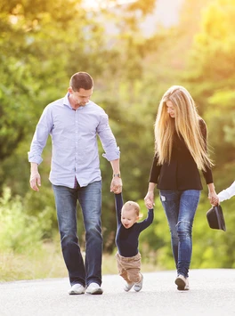 Familie mit Kindern beim Spaziergang