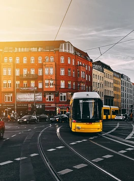 Bild von einer Kreuzung mit Autos, Straßenbahn, Fußgängern und Radfahrern, Text auf Bild: Pendlerpauschale erhalten. Keine Mehrbelastung für die arbeitende Mitte