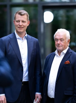 Höne und Kubicki werden fotografiert. 