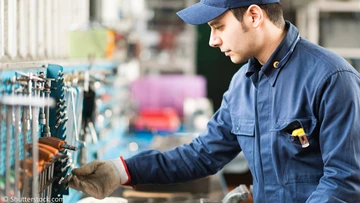 Ein Mann steht an der Werkbank