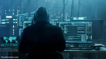 Cybersicherheit: Ein Hacker am Computer