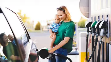 Mutter mit Kind an der Tankstelle