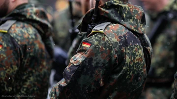 Deutsche Soldaten der Bundeswehr stehen in einer Reihe