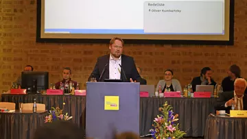 Oliver Kumbartzky auf der Bühne des Landesparteitags der FDP Schleswig-Holstein in Neumünster
