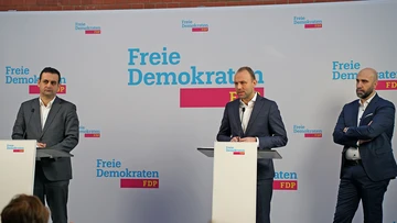 Bijan Djir-Sarai, Sebastian Czaja und Ahmad Mansour bei einer Pressekonferenz der Freien Demokraten