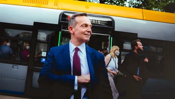 Volker Wissing steigt aus einer Bahn