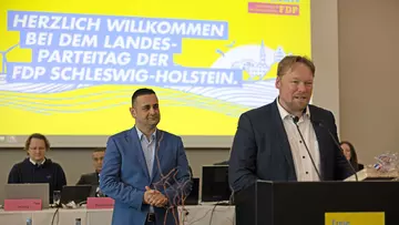 Bijan Djir-Sarai und Oliver Kumbartzky auf dem Parteitag der FDP Schleswig-Holstein