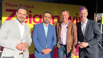 Thore Schäck, Bijan Djir-Sarai, Hauke Hilz und Christian Dürr bei einer Wahlkampfveranstaltung der FDP Bremen